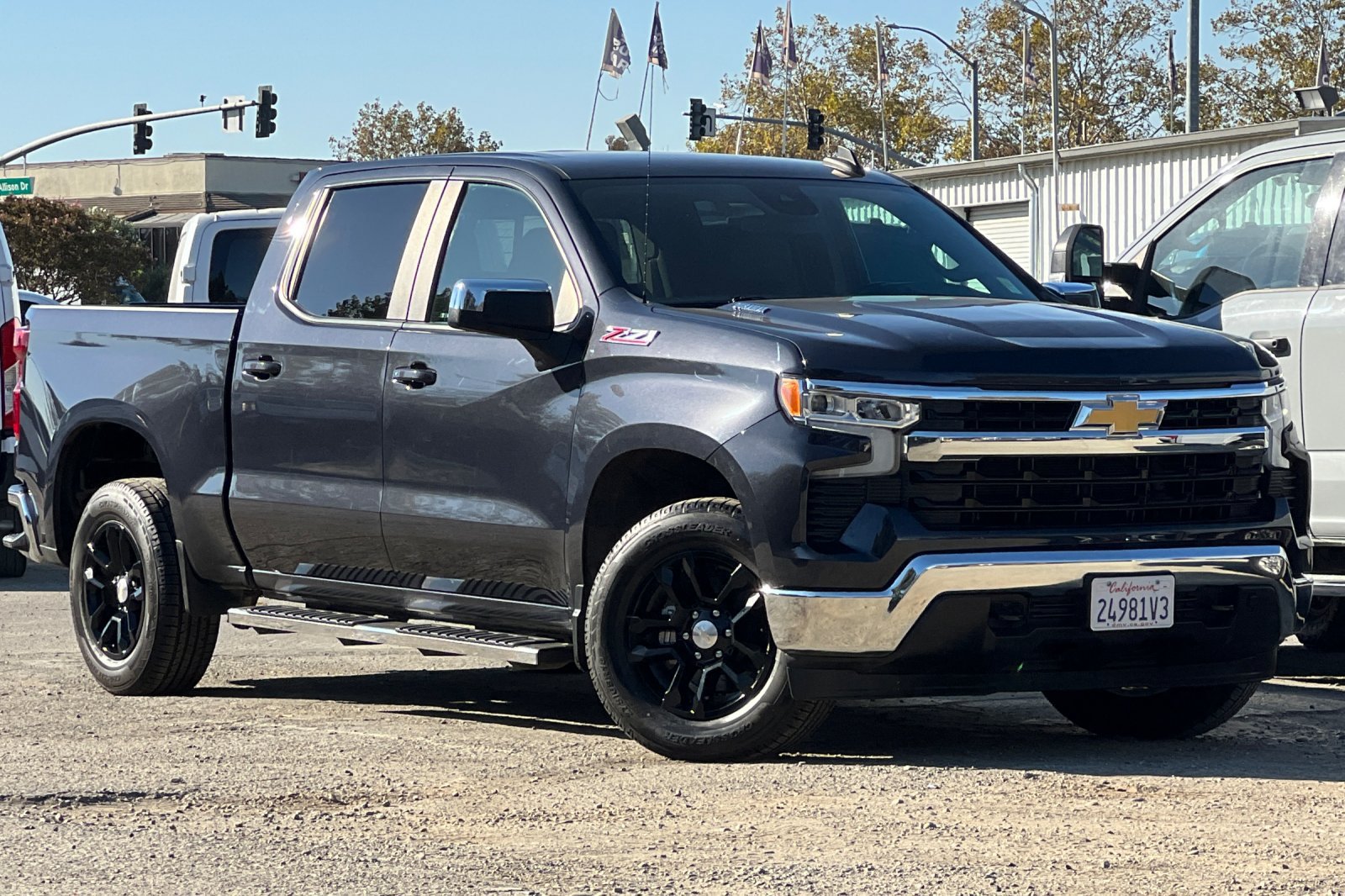 Used 2023 Chevrolet Silverado 1500 LT AWD/4WD image 2