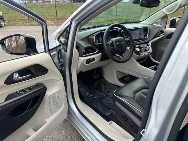 Used 2023 Chrysler Pacifica Limited image 35