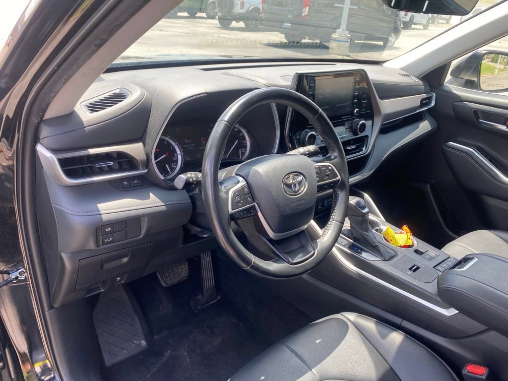Used 2022 Toyota Highlander XLE FWD image 12