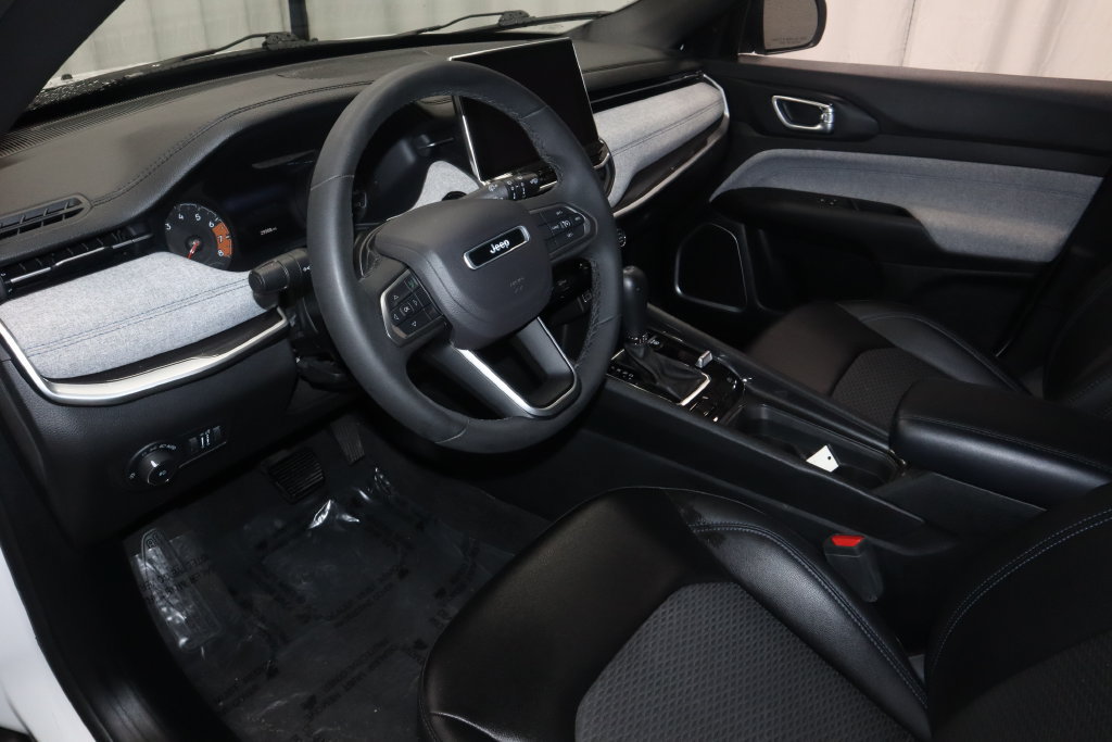 Used 2023 Jeep Compass Latitude AWD/4WD image 19