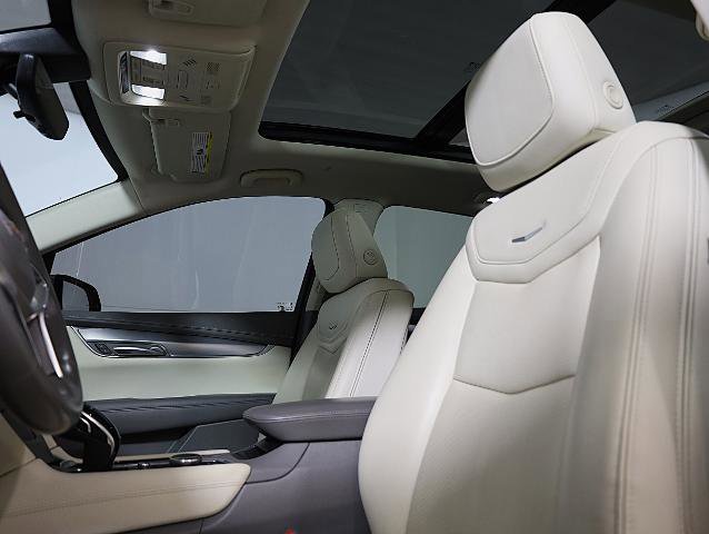 Used 2022 Cadillac XT5 Premium Luxury w/ Technology Package image 8