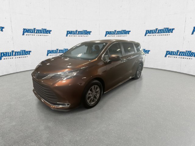 Used 2023 Toyota Sienna XLE FWD image 4
