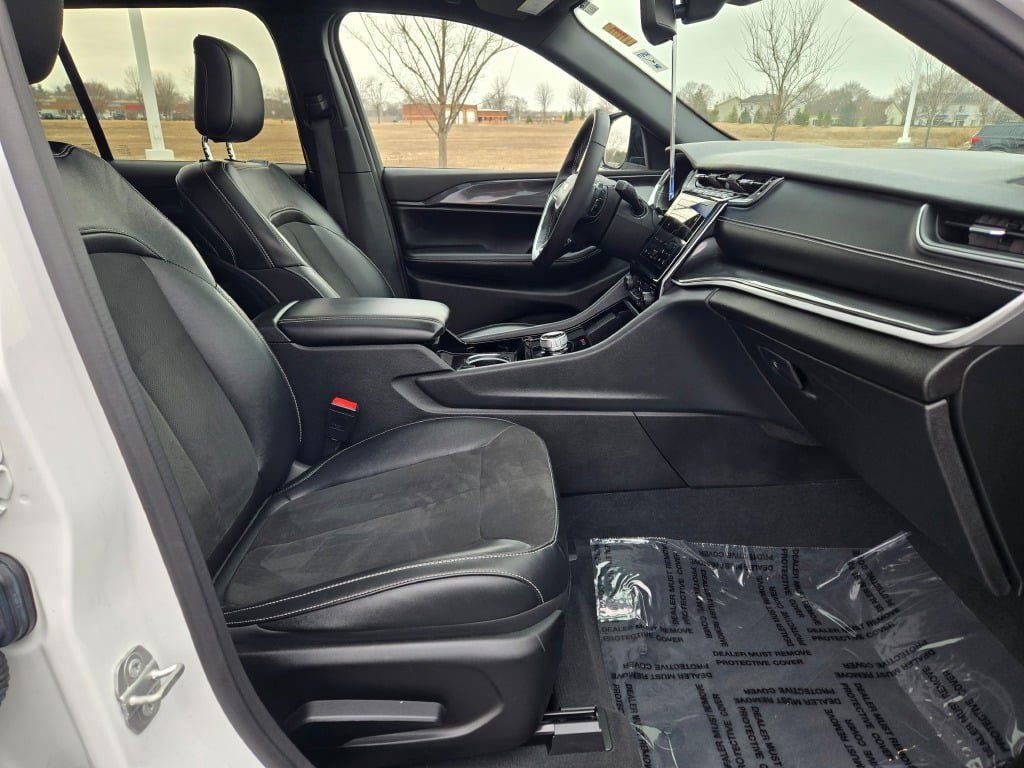 Used 2023 Jeep Grand Cherokee Altitude image 7