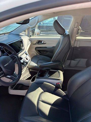 Used 2024 Chrysler Pacifica Limited FWD image 8