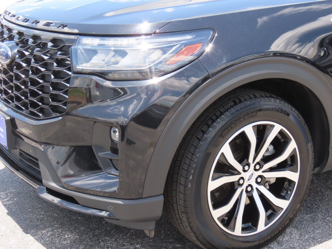 Certified 2025 Ford Explorer ST-Line AWD/4WD image 3