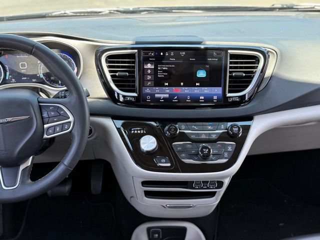 Used 2023 Chrysler Pacifica Touring-L FWD image 23