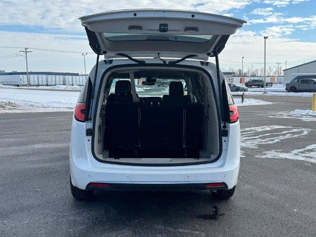 Used 2024 Chrysler Pacifica Touring-L FWD image 10