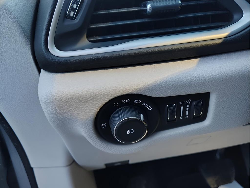 Used 2017 Chrysler Pacifica Touring-L image 14