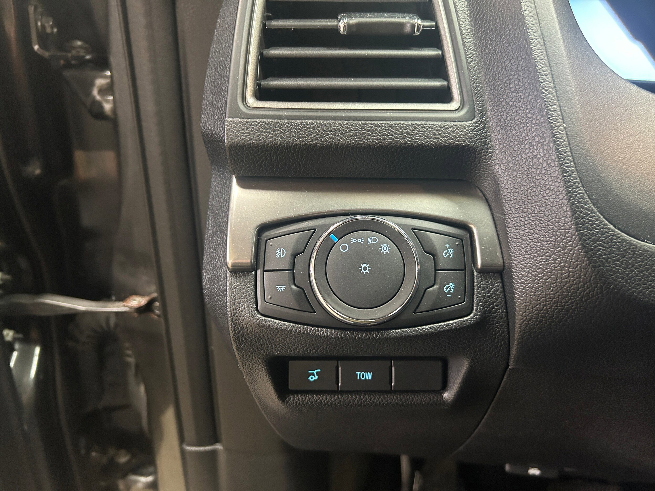 Certified 2018 Ford Explorer XLT w/ Equipment Group 202A AWD/4WD image 15