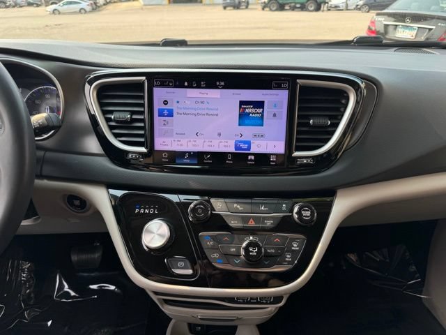 Used 2023 Chrysler Pacifica Touring-L FWD image 2