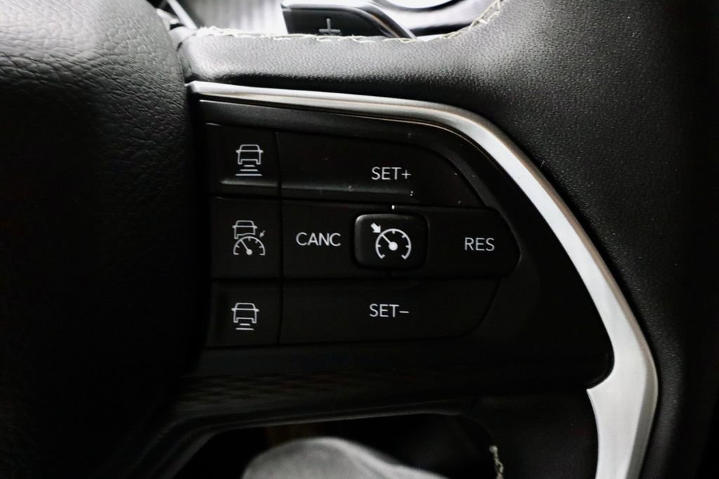 Used 2024 Jeep Grand Cherokee Laredo X w/ Luxury Tech Group I AWD/4WD image 29