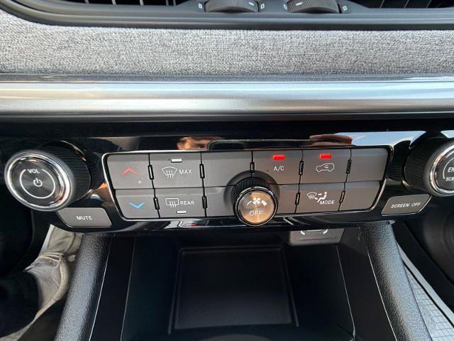 Used 2024 Jeep Compass Latitude w/ Sun and Sound Group AWD/4WD image 24