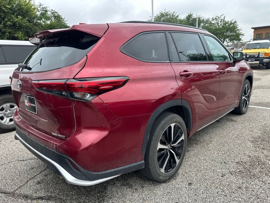 Used 2021 Toyota Highlander XSE AWD/4WD image 3