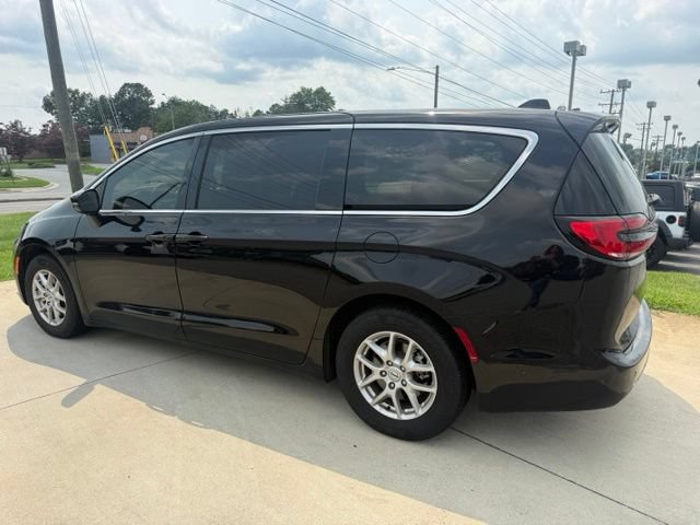 Used 2024 Chrysler Pacifica Touring-L FWD image 8