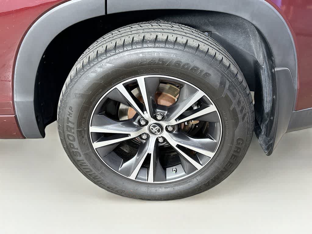 Used 2018 Toyota Highlander LE w/ Carpet Mat Package (TMS) AWD/4WD image 8