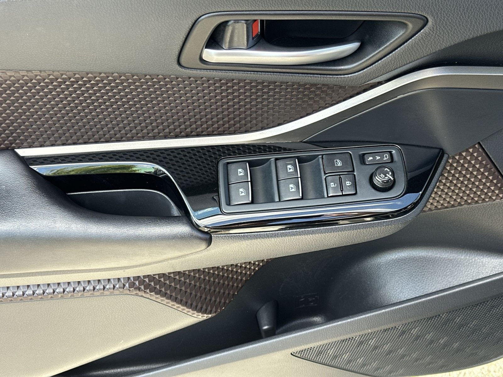Used 2019 Toyota C-HR Limited FWD image 16