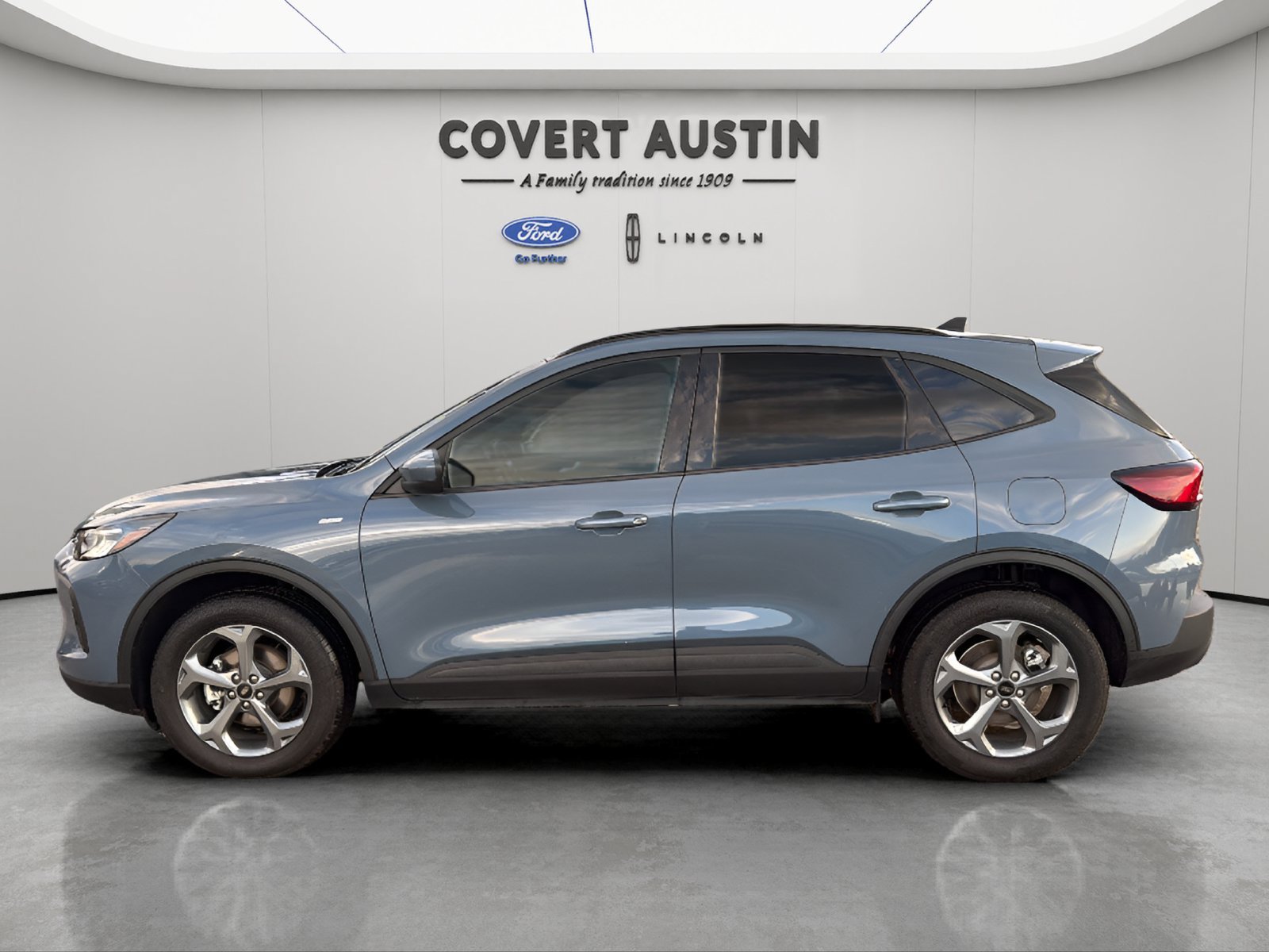 Certified 2025 Ford Escape ST-Line Select AWD/4WD image 2