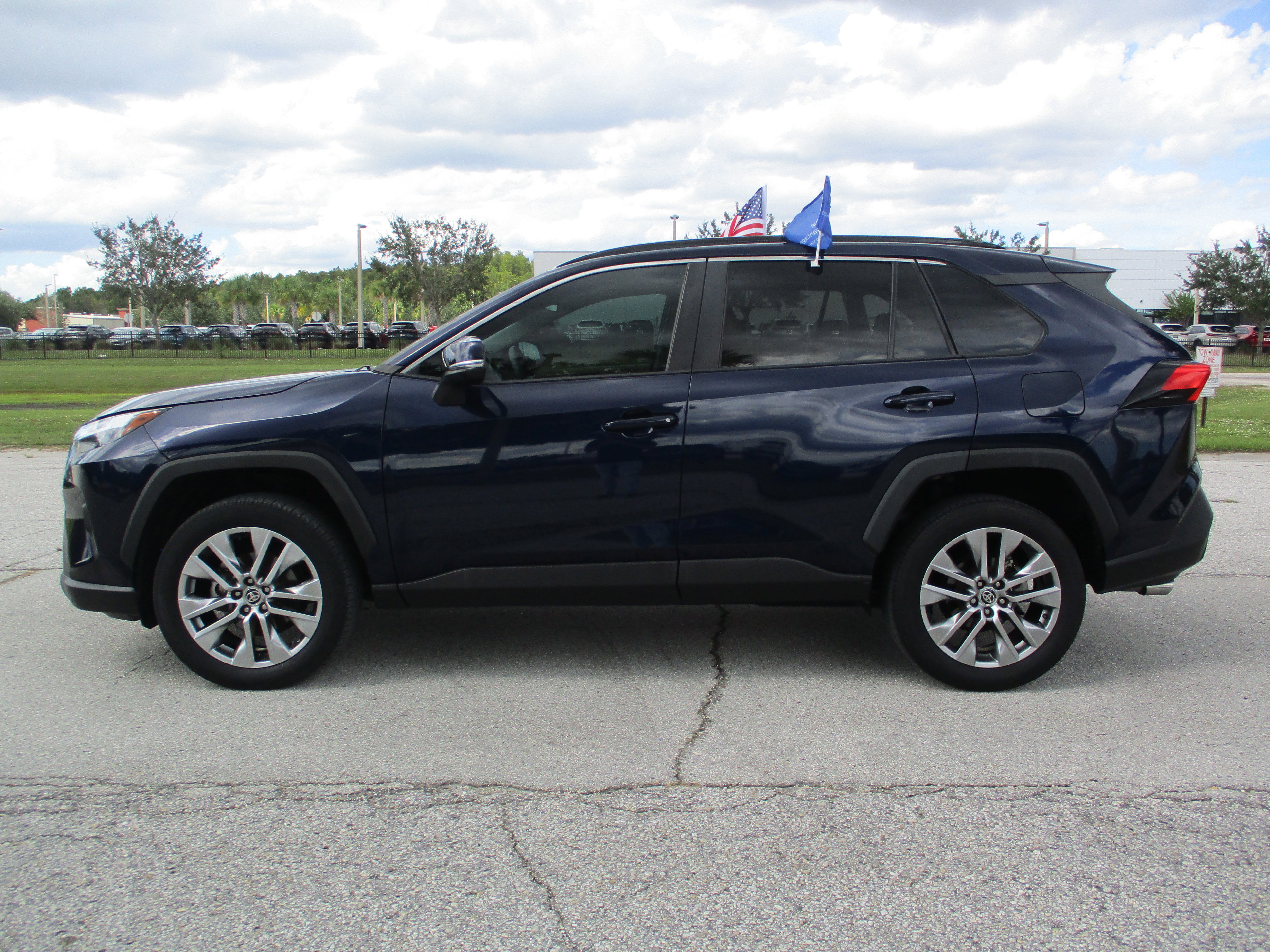 Used 2022 Toyota RAV4 XLE Premium image 2