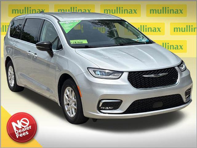 Used 2024 Chrysler Pacifica Touring-L FWD image 1