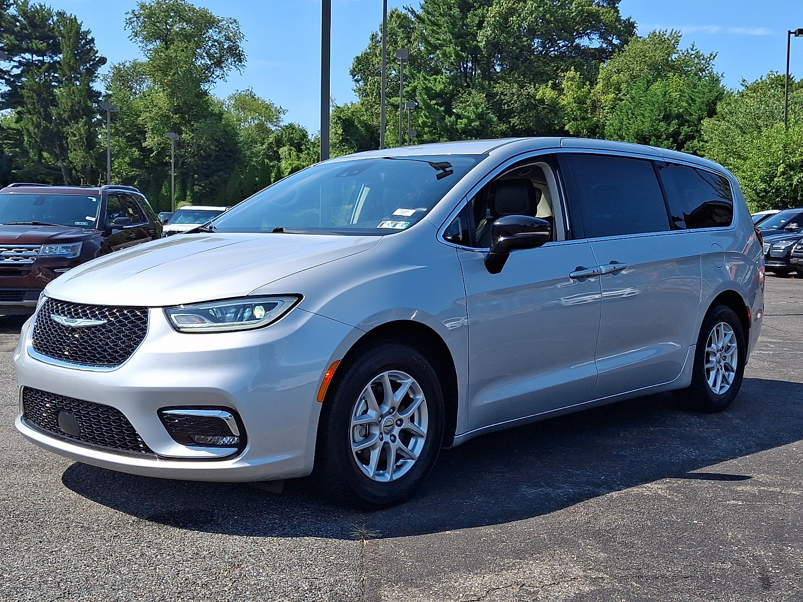 Used 2024 Chrysler Pacifica Touring-L FWD image 3