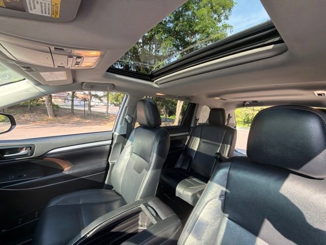 Used 2019 Toyota Highlander XLE AWD/4WD image 15