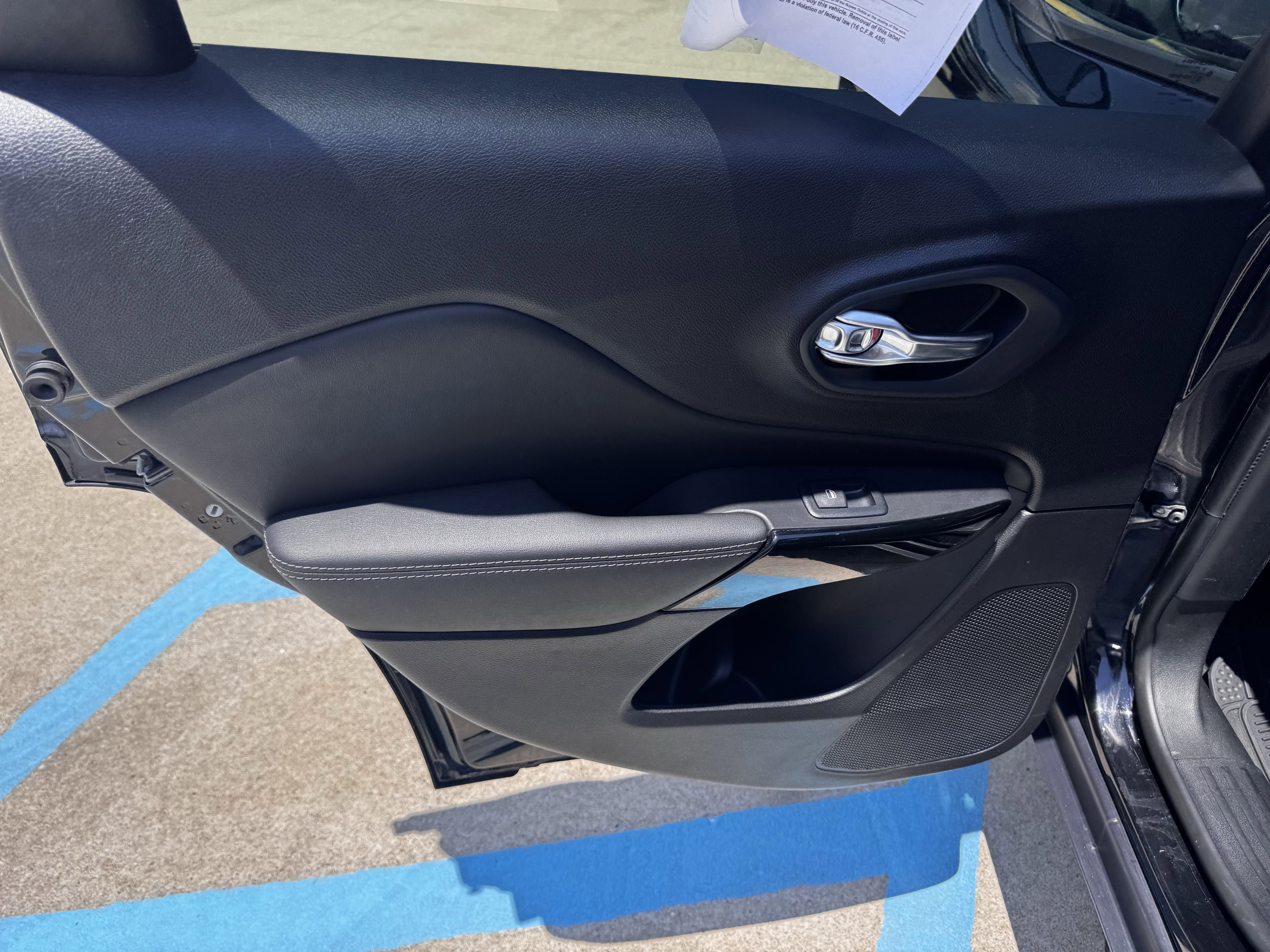 Used 2023 Jeep Cherokee Altitude Lux image 31