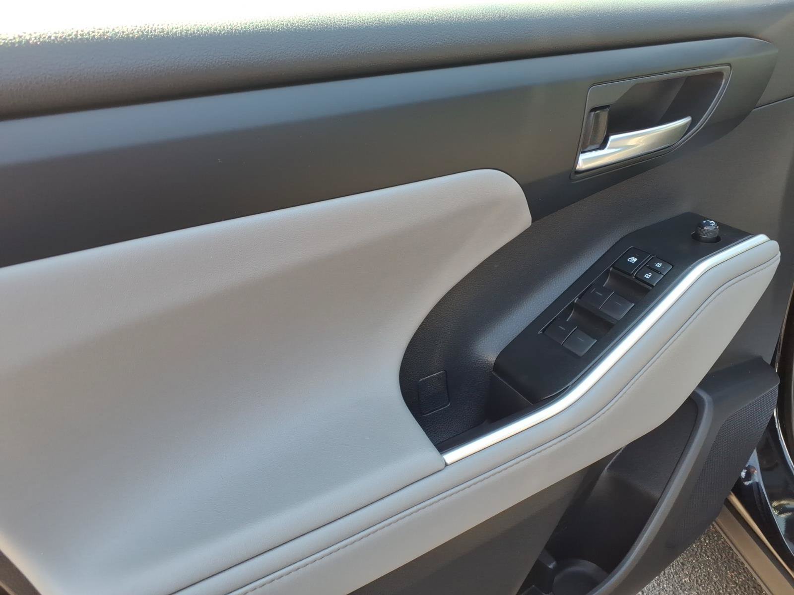 Used 2021 Toyota Highlander XLE AWD/4WD image 11