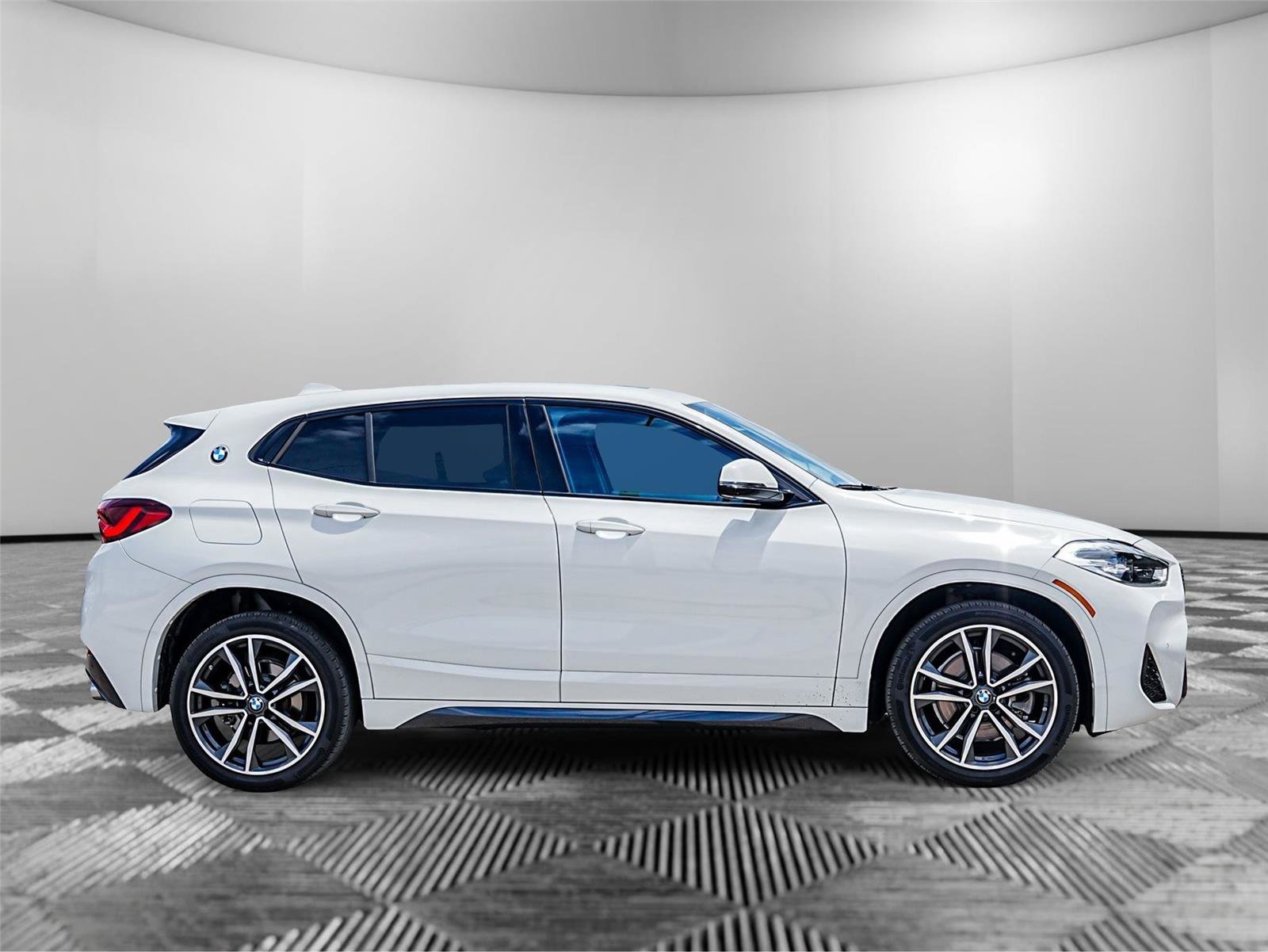 Used 2023 BMW X2 sDrive28i w/ M Sport Package FWD image 4