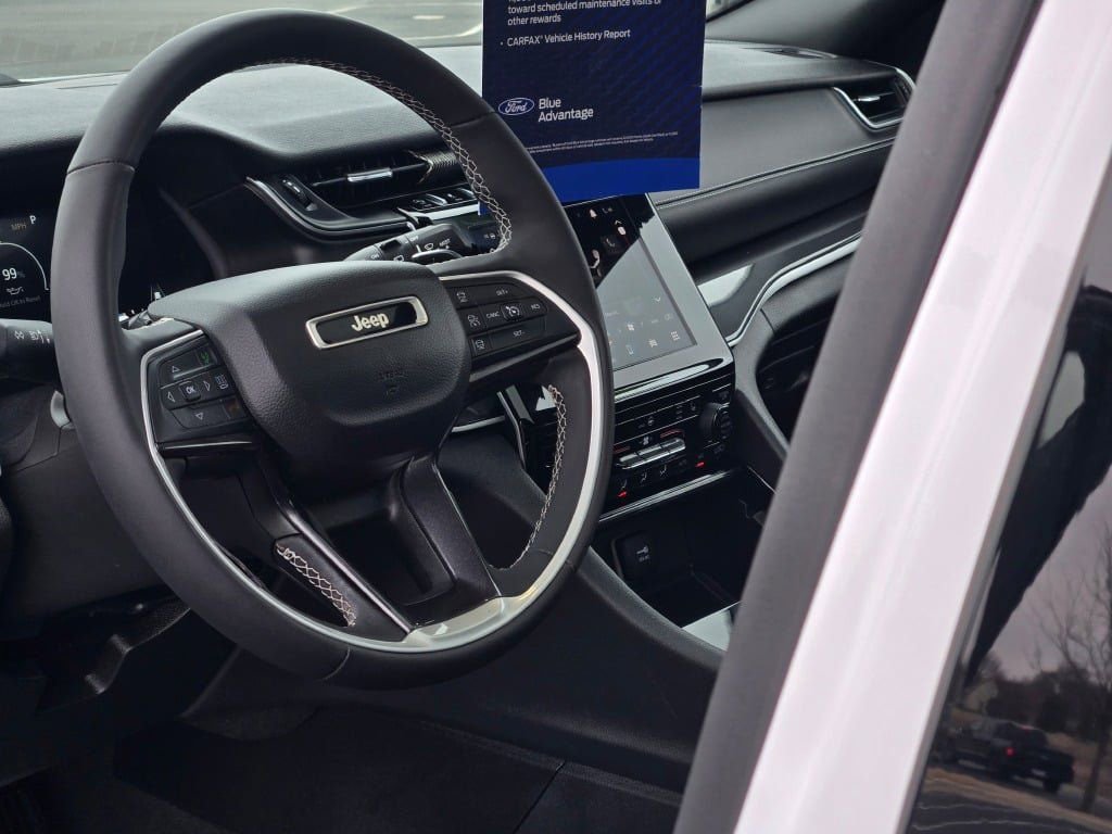 Used 2023 Jeep Grand Cherokee Altitude image 25