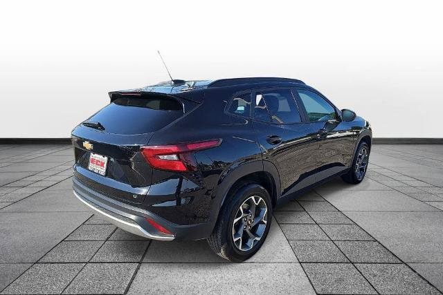 Used 2025 Chevrolet Trax LT w/ LT Convenience Package FWD image 5