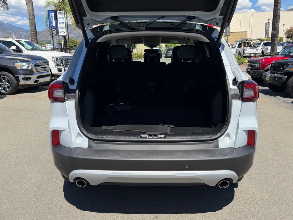 Certified 2025 Ford Escape SE FWD image 16