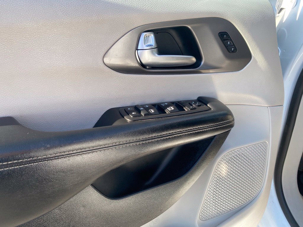 Used 2022 Chrysler Pacifica Touring-L FWD image 13