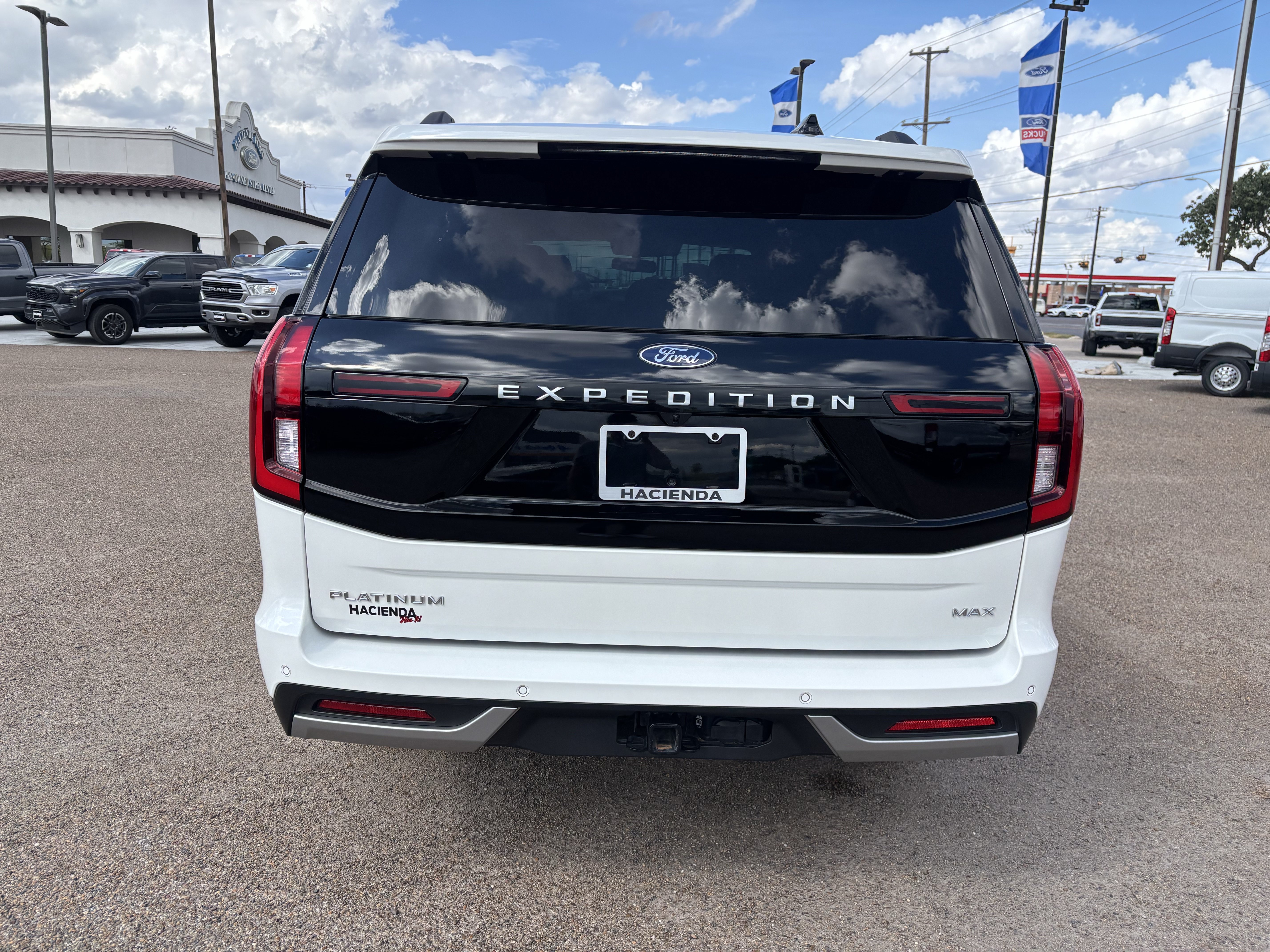 Certified 2025 Ford Expedition Max Platinum w/ Platinum Ultimate Package AWD/4WD image 3