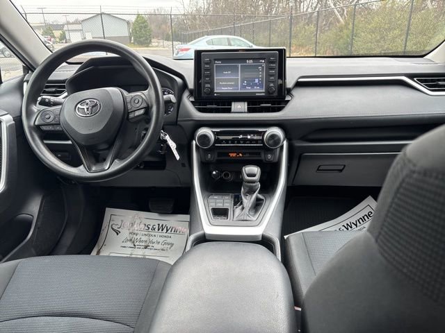 Used 2021 Toyota RAV4 LE image 9