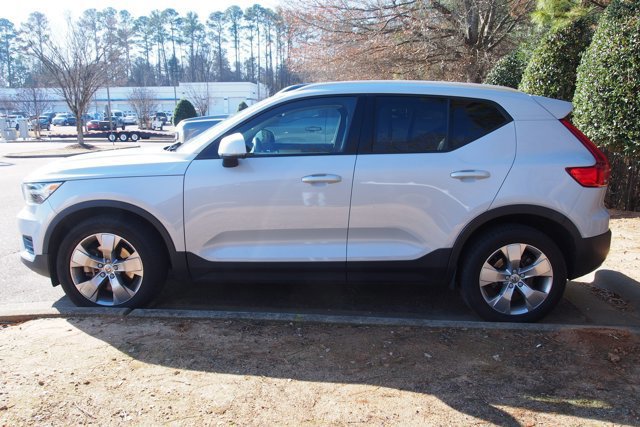 Used 2020 Volvo XC40 T4 Momentum image 4