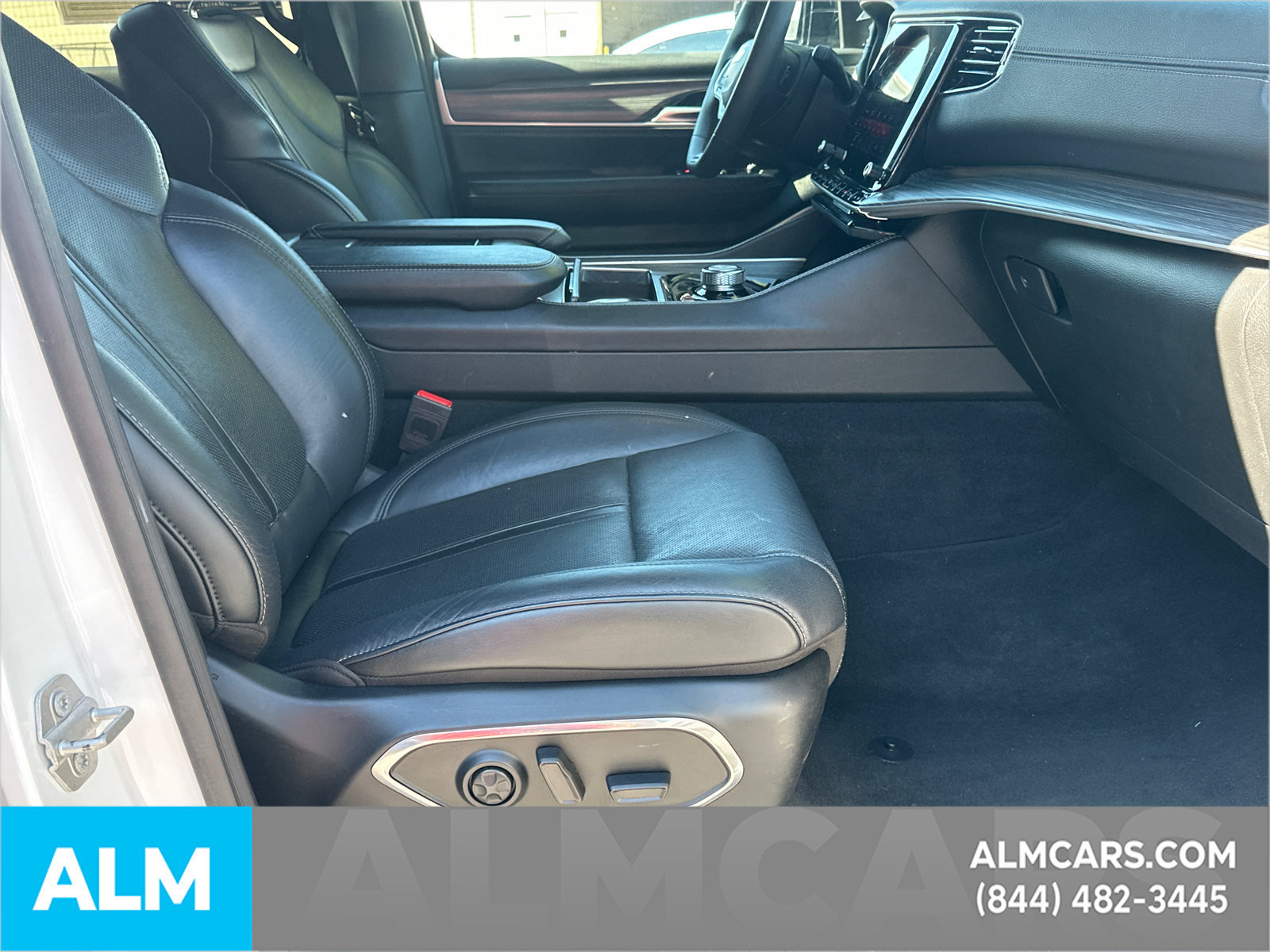 Used 2024 Jeep Wagoneer L Series II w/ Flexible Seating Group AWD/4WD image 15
