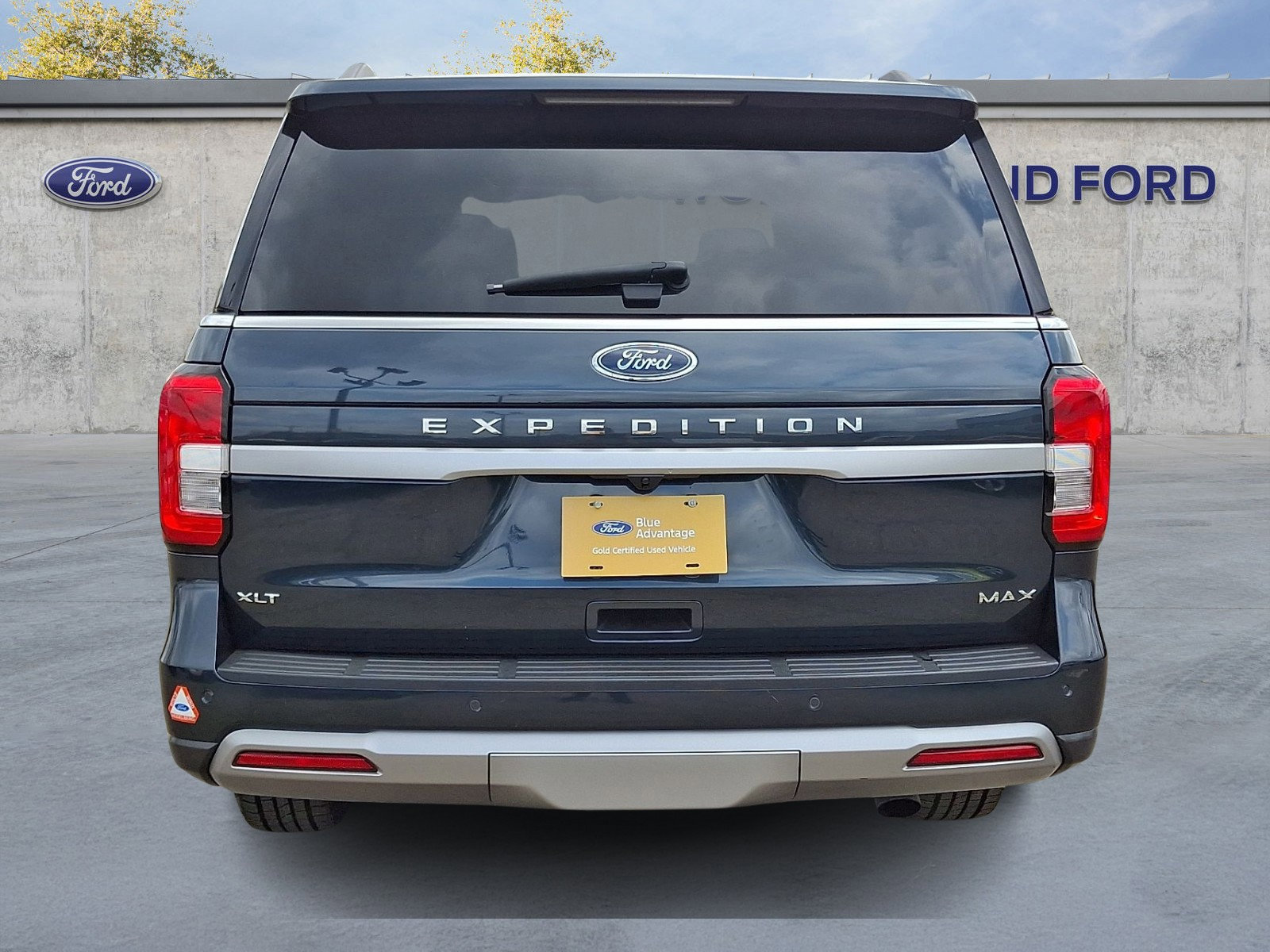 Certified 2023 Ford Expedition Max XLT image 3