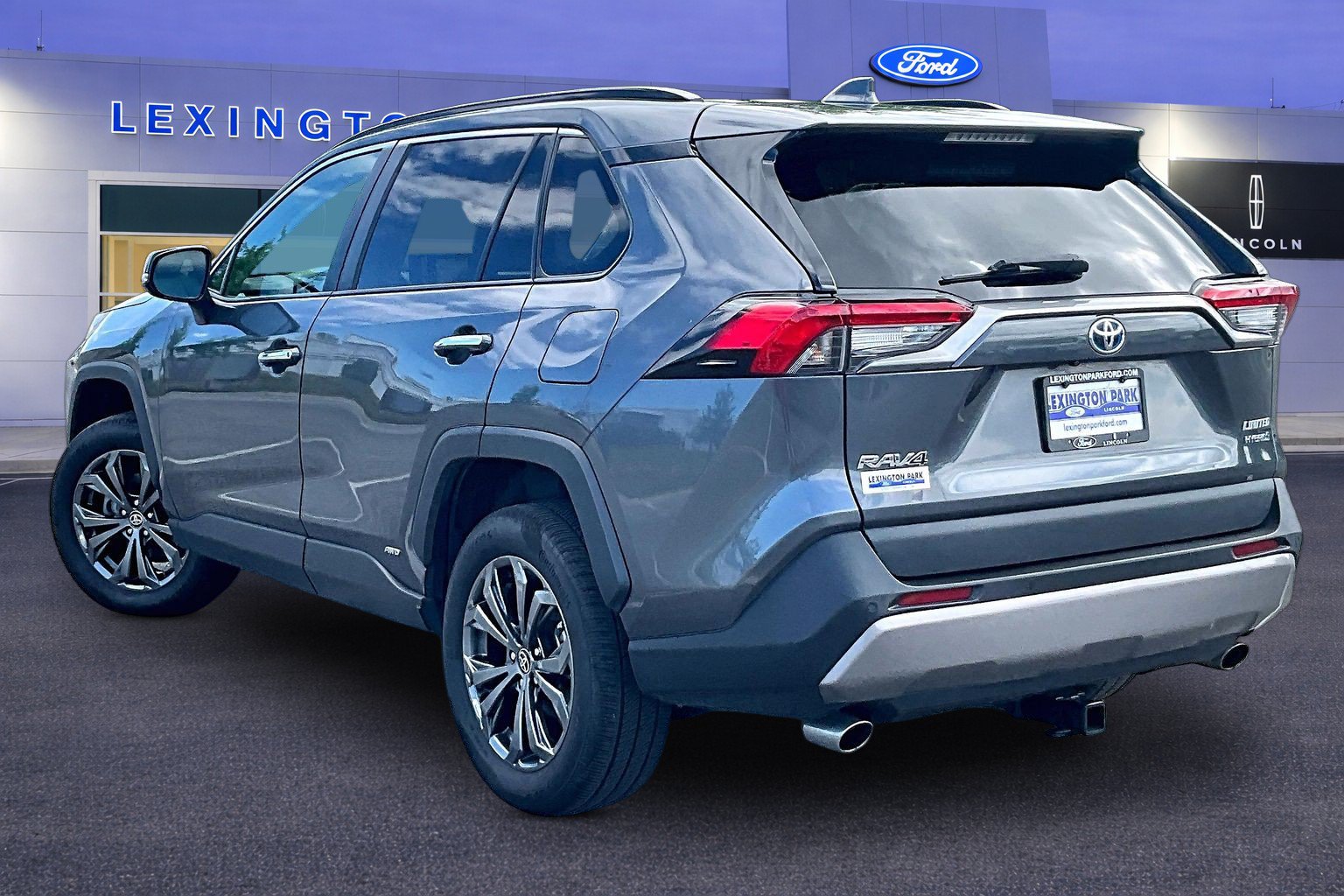 Used 2023 Toyota RAV4 Limited AWD/4WD image 4