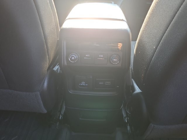 Used 2023 GMC Acadia SLE w/ Driver Convenience Package FWD image 24