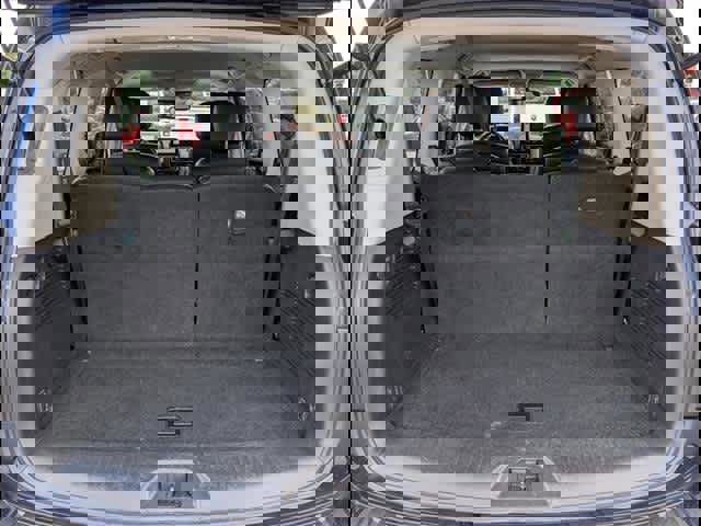 Used 2021 Nissan Armada SL w/ Captain's Chairs Package image 18