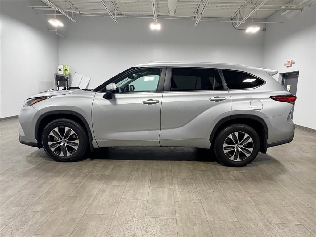 Used 2023 Toyota Highlander XLE image 7