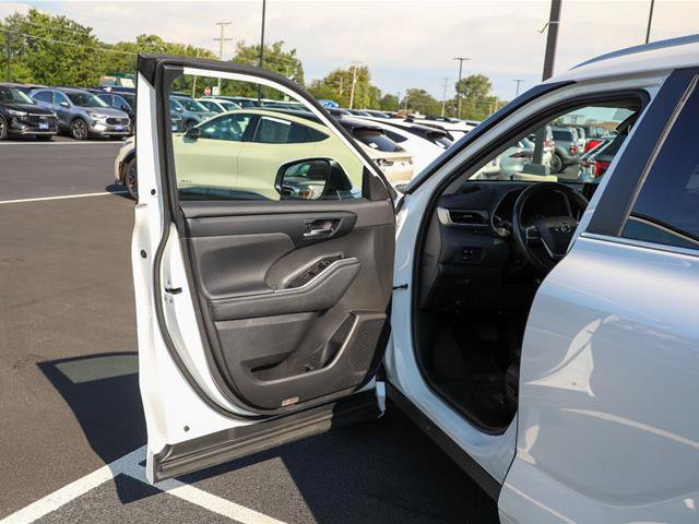 Used 2023 Toyota Highlander XLE FWD image 19