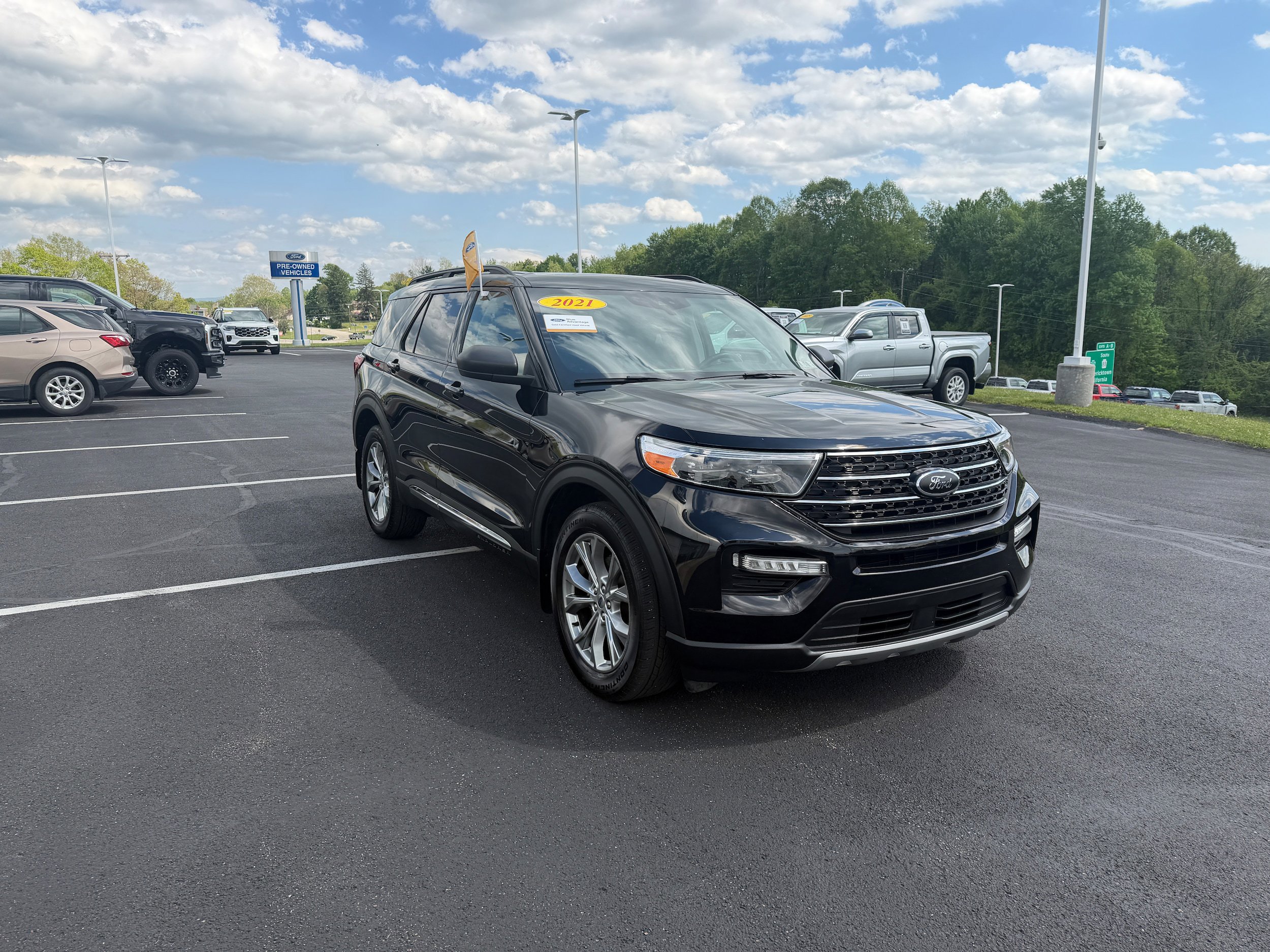 Certified 2021 Ford Explorer XLT w/ Equipment Group 202A AWD/4WD image 4