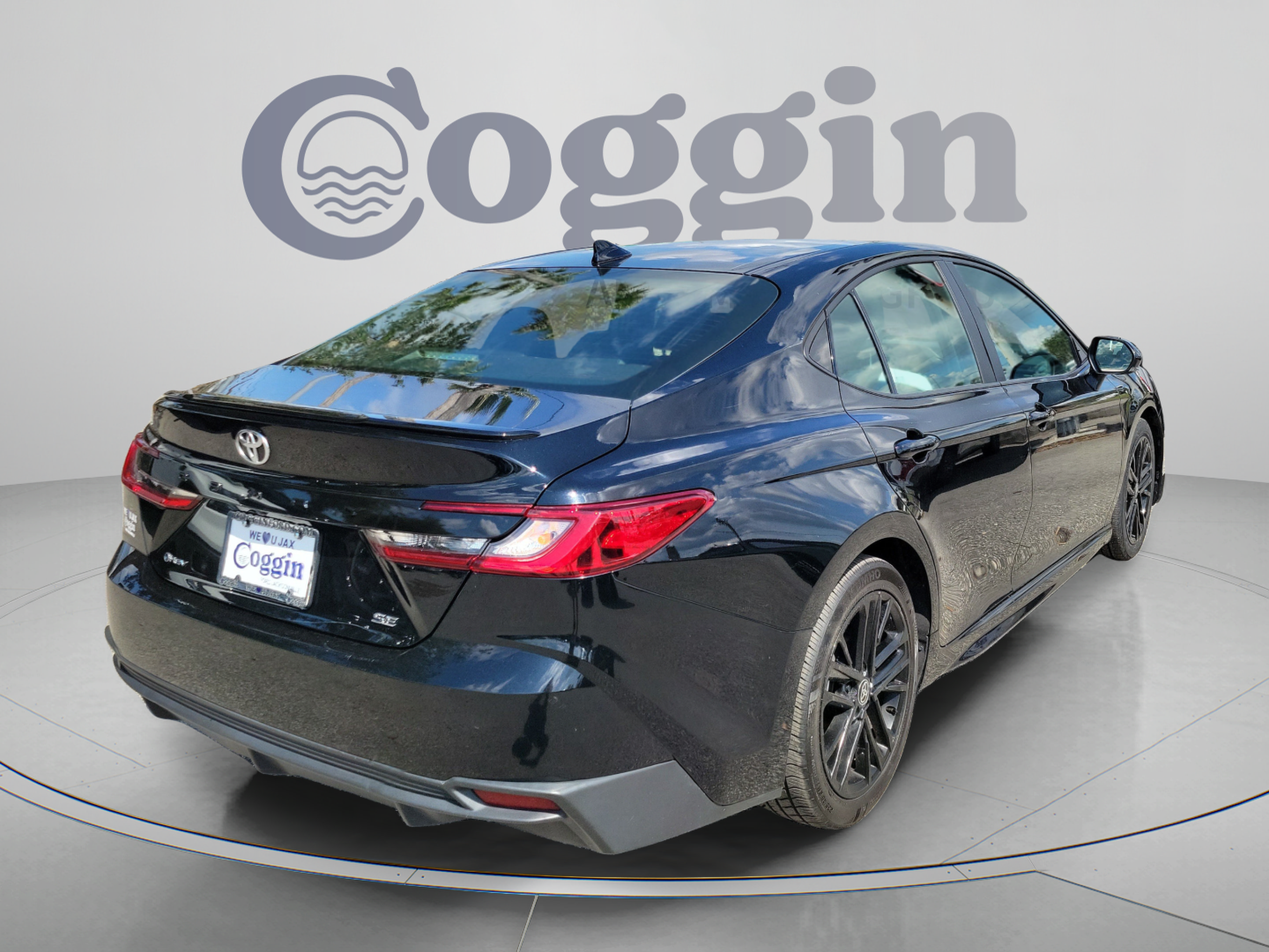 Used 2025 Toyota Camry SE FWD image 3