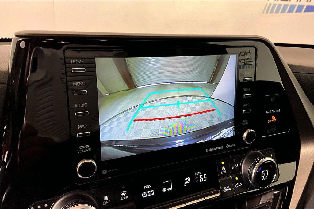 Used 2021 Toyota Highlander XLE AWD/4WD image 12