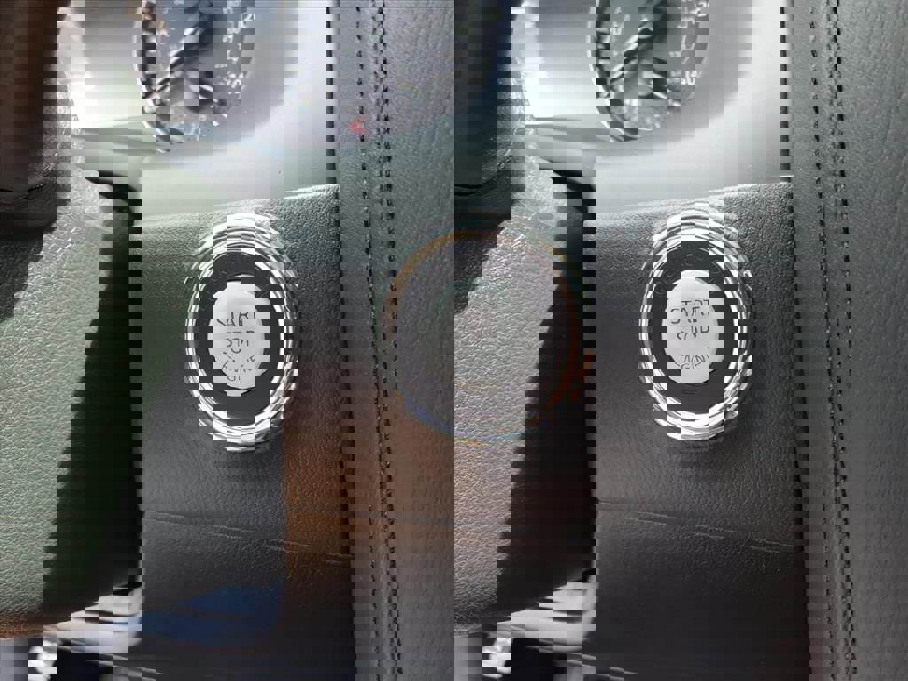 Used 2024 Nissan Armada SL w/ Captain's Chairs Package image 18