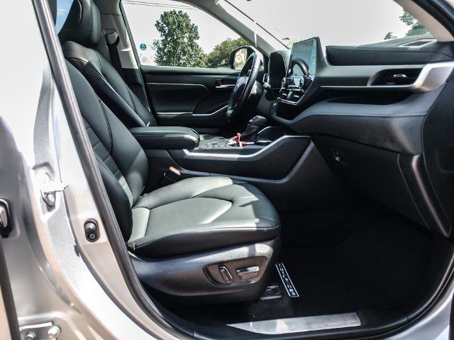 Used 2023 Toyota Highlander XLE FWD image 12