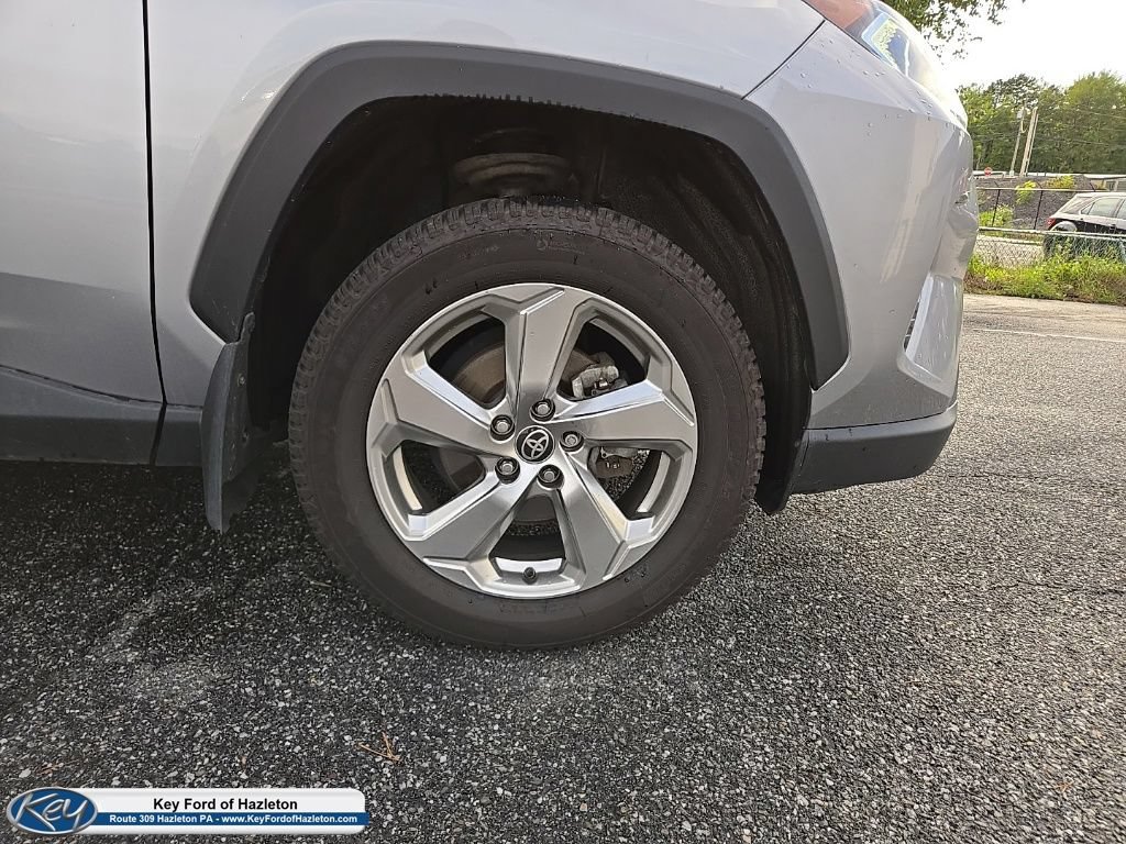 Used 2021 Toyota RAV4 XLE Premium AWD/4WD image 16