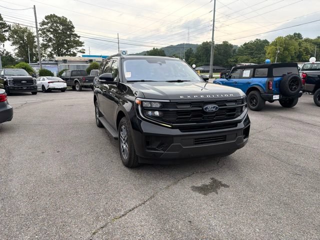 Certified 2025 Ford Expedition Active AWD/4WD image 4