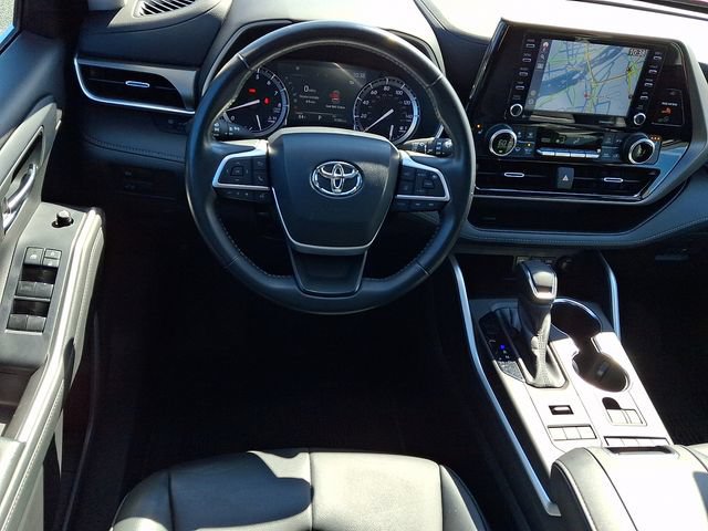 Used 2022 Toyota Highlander XLE AWD/4WD image 14